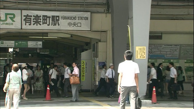 行人走过东京有乐町车站入口。视频素材