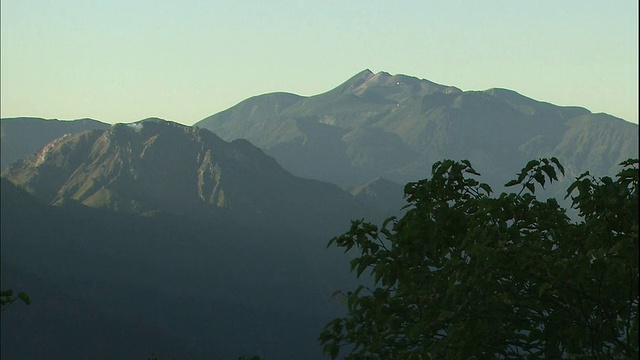金色的阳光照在日本高山阿尔卑斯山北部的Norikura山和Yake山。视频素材