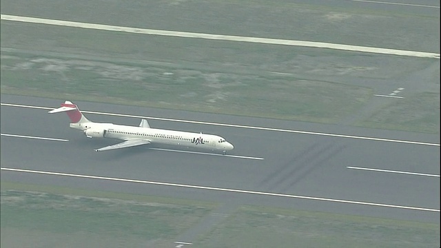 一架飞机从日本的真野原富士静冈山机场起飞。视频素材