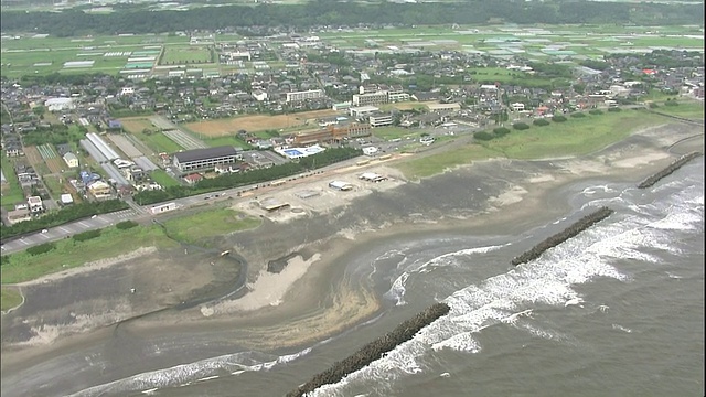 海浪冲击着日本久居里海滩。视频下载