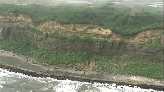 日本Byobugaura悬崖的海岸线上漂浮着卷云。视频素材