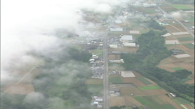 风力涡轮机在日本海岸附近的农田上运行视频素材