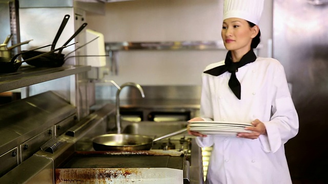 亚洲厨师在收拾一堆盘子视频素材