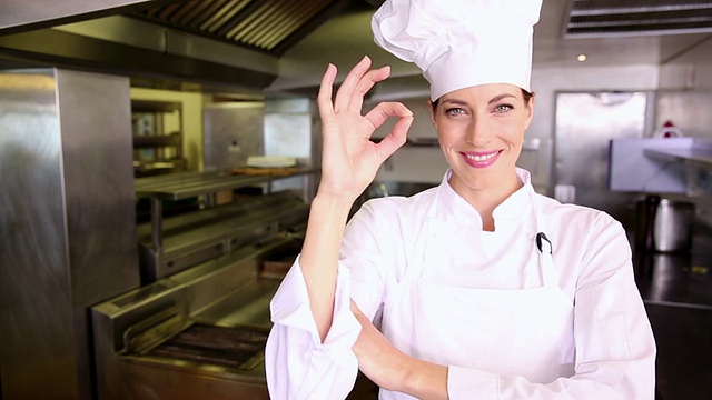 漂亮的厨师对着镜头做手势视频素材