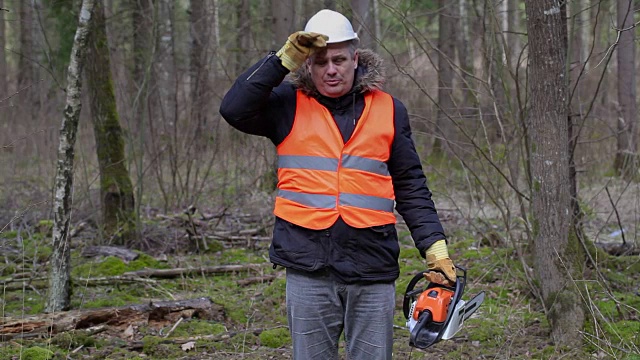 森林里愤怒的伐木工人拿着链锯视频下载