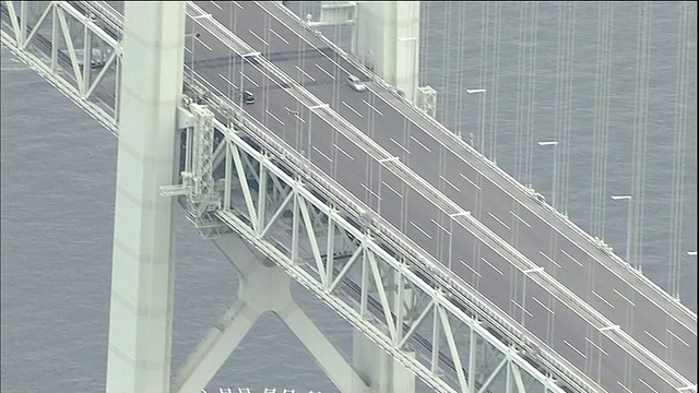 沿明石海峡大桥向前，横跨神户和淡路岛视频素材