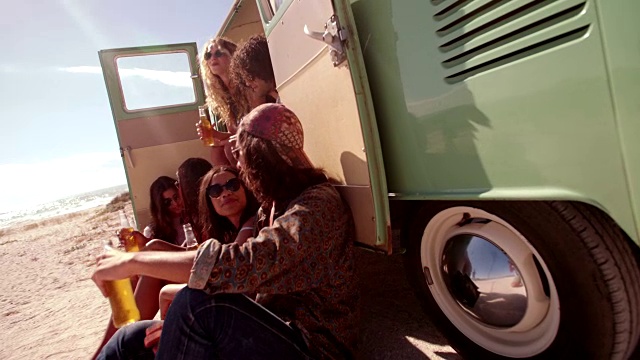 多民族的潮人坐在货车后面喝啤酒视频素材