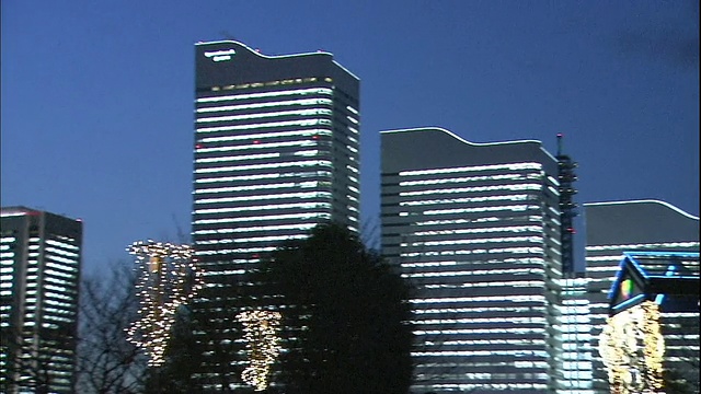 横滨地标塔耸立在日本横滨的未来摩天轮上。视频素材