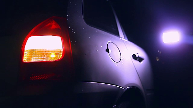 夜光车灯转美丽城市彰显道路安全视频下载