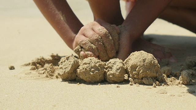 孩子们在海滩上玩沙子视频素材