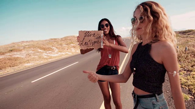 两个多民族女性潮女朋友搭便车去拉斯维加斯视频素材
