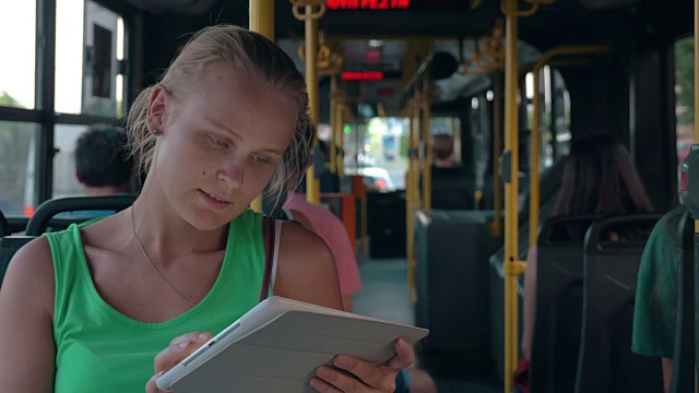 年轻女子娱乐与垫在公共汽车上视频素材