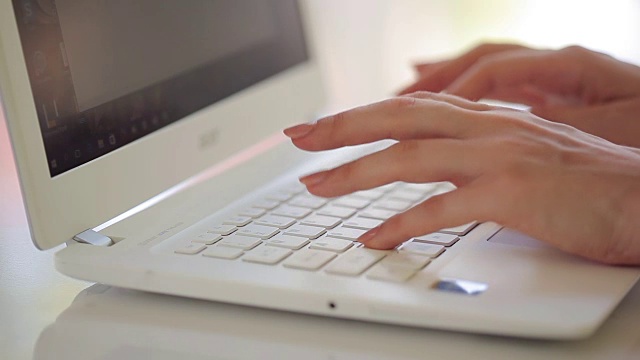 女人用手敲着笔记本电脑的键盘视频素材