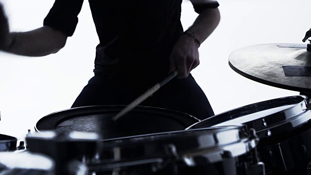 特写鼓手打鼓独奏在工作室拍摄在R3D视频素材