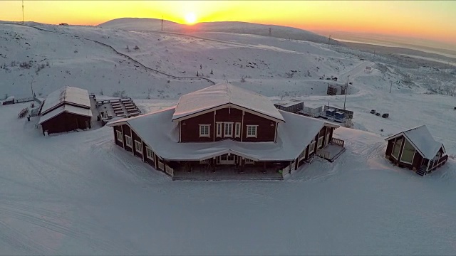 冬季娱乐中心日落，鸟瞰图视频下载