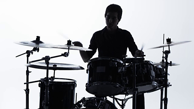 鼓手打鼓独奏工具包在工作室拍摄在R3D视频素材