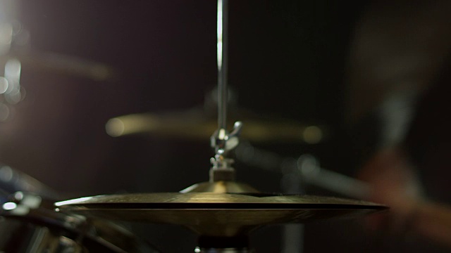 特写鼓手打鼓套件拍摄在R3D视频素材