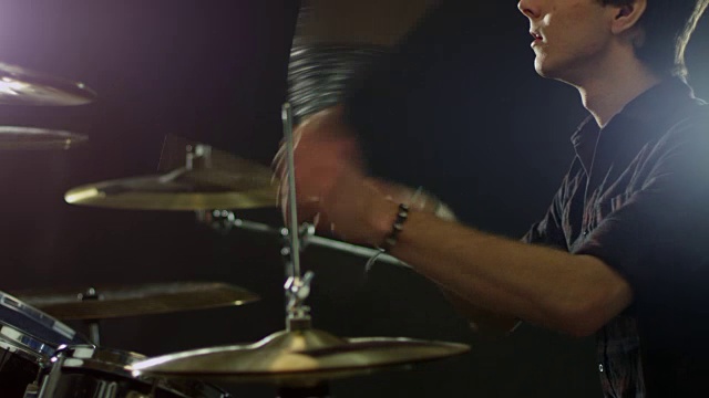 鼓手打鼓套件拍摄在R3D视频素材