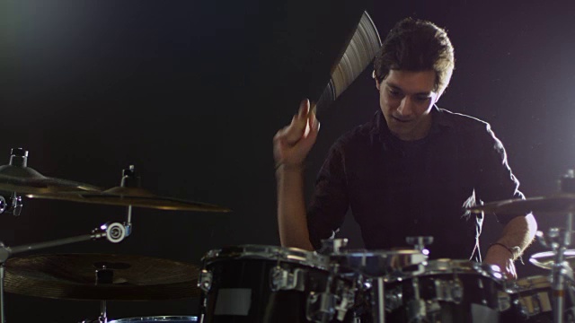 鼓手打鼓套件拍摄在R3D视频素材