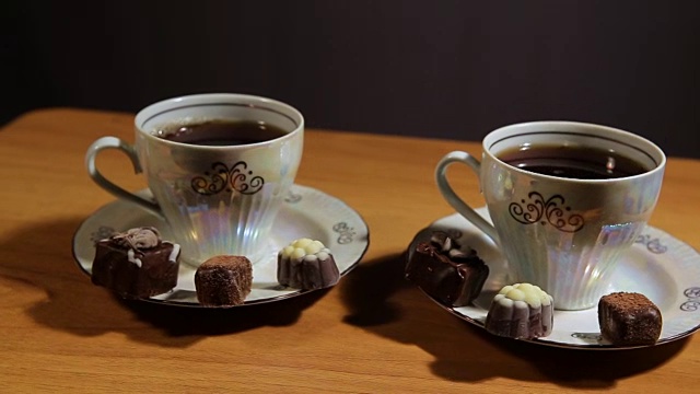 茶具摆在桌上，还有巧克力糖果视频素材