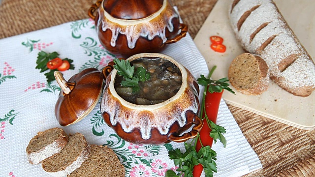 在俄罗斯节日餐桌上，往锅里的汤里加盐。视频素材