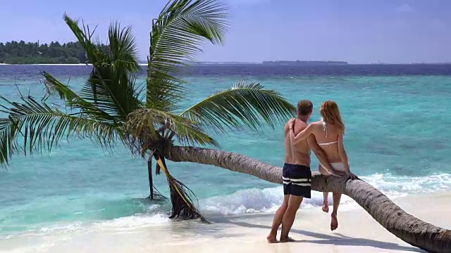 一对情侣在热带海滩上享受假期。马尔代夫。视频素材