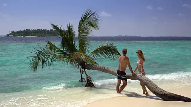 一对情侣在热带海滩上享受假期。马尔代夫。视频素材
