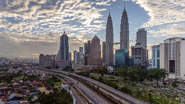 吉隆坡城市壮观的日出。移动和改变颜色的云。鸟瞰图。视频素材