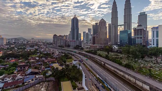 宏伟的日出在吉隆坡城市。移动和改变颜色的云。鸟瞰图。视频素材