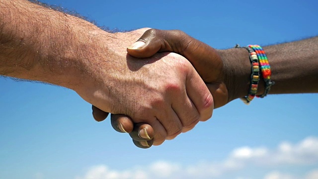 不同种族之间的握手视频下载