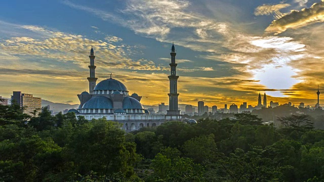 日出在联邦清真寺，吉隆坡与剪影吉隆坡城市天际线。视频素材