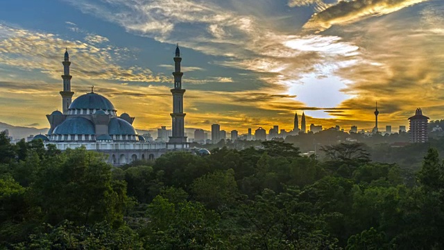 日出在联邦清真寺，吉隆坡与剪影吉隆坡城市天际线。视频素材