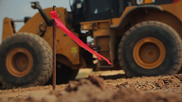 建筑工地上带红旗的金属测量钉视频下载