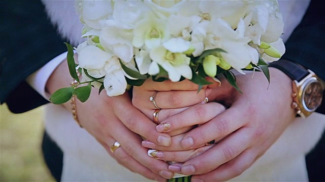 新婚夫妇手中的婚礼花束视频下载