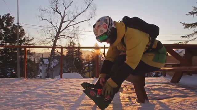 男人穿着滑雪靴视频素材