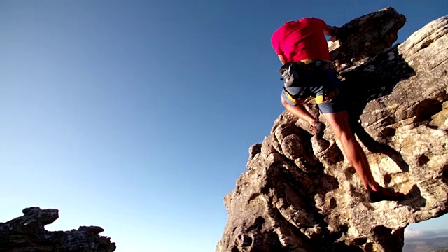 攀岩者在爬山时脸上的决心视频素材
