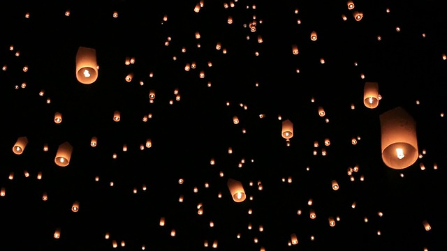 飘浮的灯笼在怡鹏节，Loy Krathong庆祝。视频素材