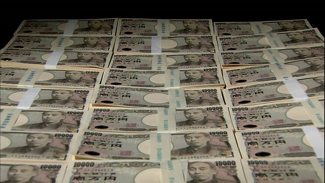 在日本东京，一捆捆的一万日元钞票展示着福泽一郎的形象。视频素材