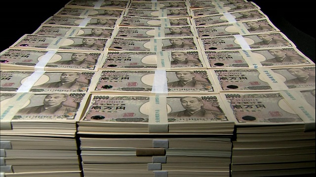 在日本东京，银带将一捆捆的一万日元钞票捆在一起。视频素材