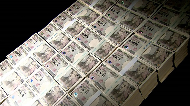 在日本东京，一捆捆一万日元钞票被黑暗包围着。视频素材