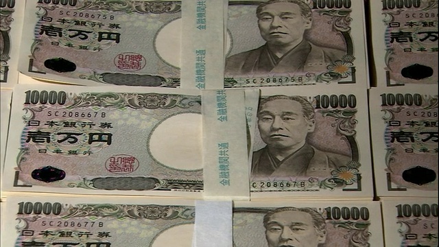 在日本东京，银带将一捆捆的一万日元钞票捆在一起。视频素材