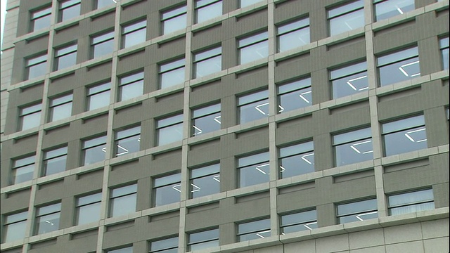 茨城县政府办公室的外部是一排排的窗户。视频下载