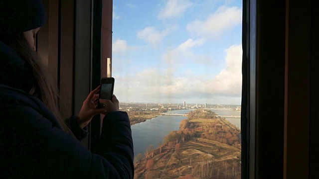 游客从电视塔上拍摄里加的城市景观视频素材