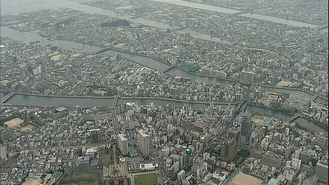 河流沿着广岛流向日本濑户内海。视频素材