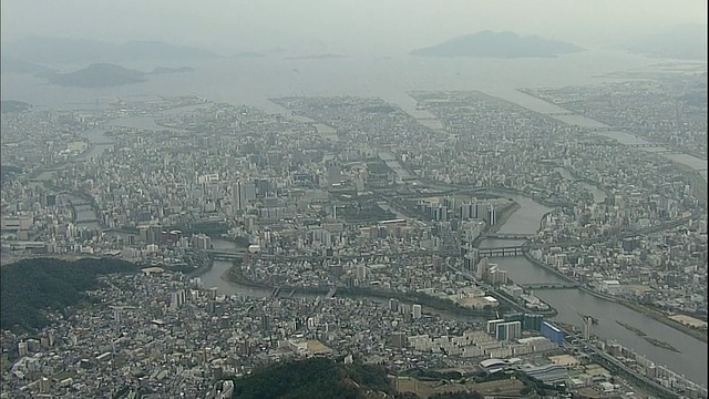 河流沿着广岛流向日本濑户内海。视频素材