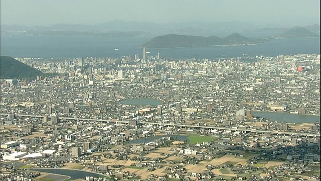灌溉池塘散布在日本高松市的郊区。视频下载