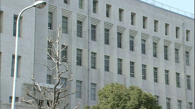 一排排的窗户排列在日本大阪府政府办公室的正面。视频素材