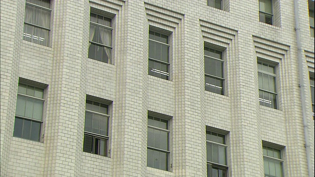窗户排列在大阪府政府办公楼的立面上。视频下载