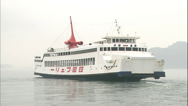 一艘渡船离开日本冈山的乌野港。视频下载