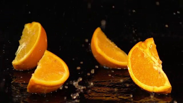两段真正的慢动作的橘子下落的视频视频素材